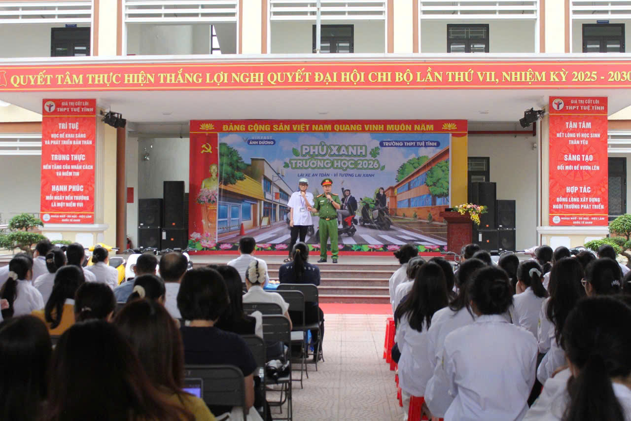 Công an xã Tuệ Tĩnh tuyên truyền kỹ năng lái xe an toàn cho học sinh Trường THPT Tuệ Tĩnh